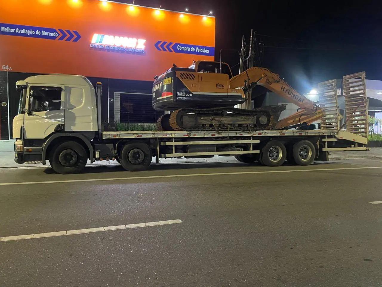 Caminhão roubado em SP é recuperado pela PM na Mogi-Salesópolis; um homem foi preso