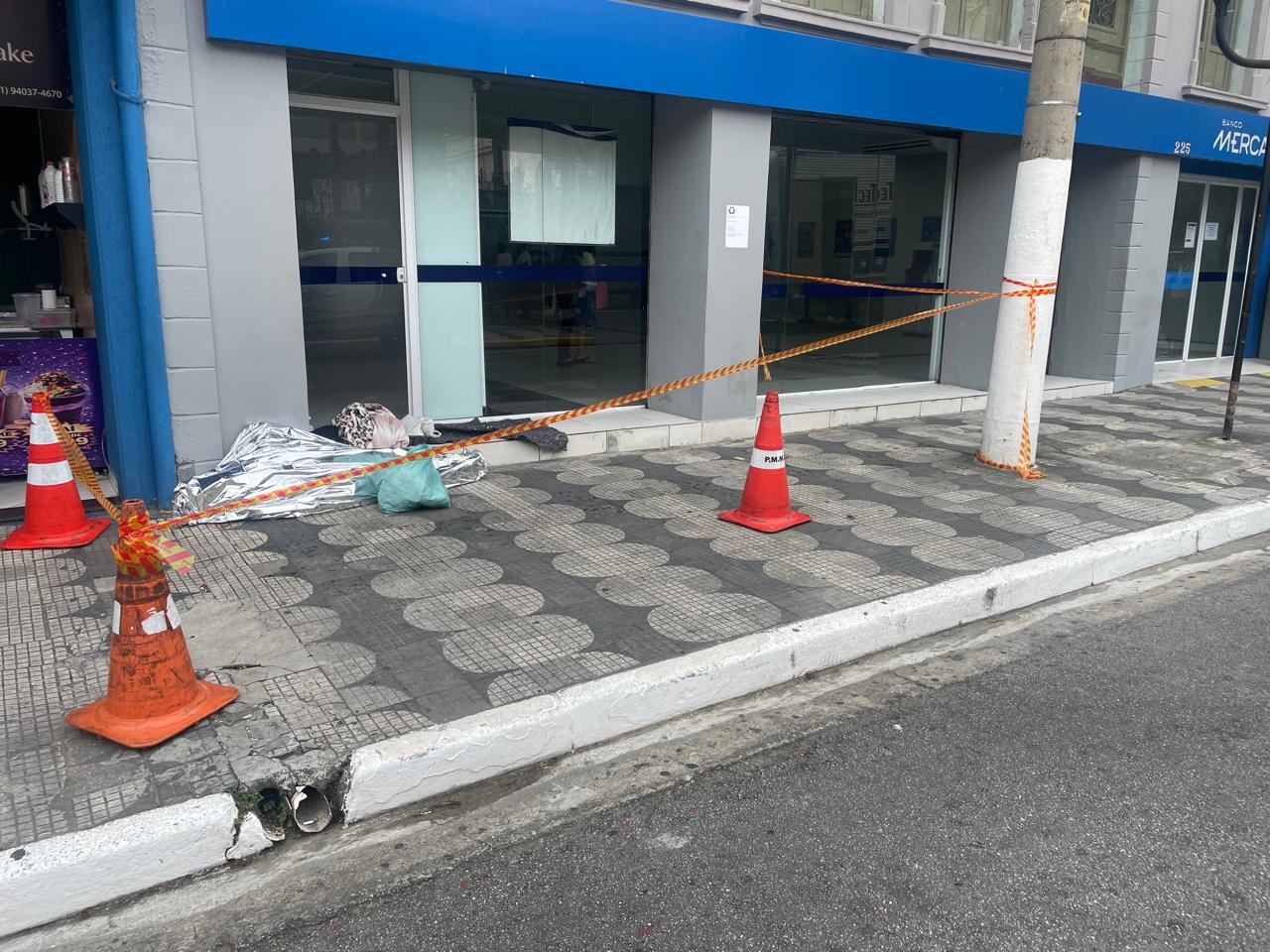 Corpo de homem é encontrado em calçada no Centro de Mogi das Cruzes