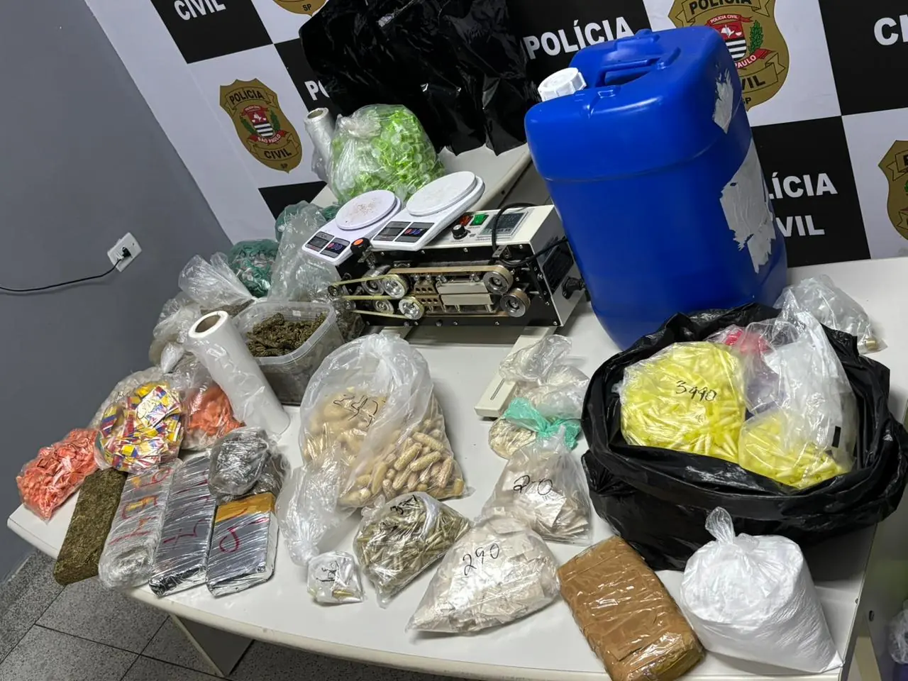 PM apreende 26,5 kg de drogas e prende homem em flagrante, em Itaquaquecetuba