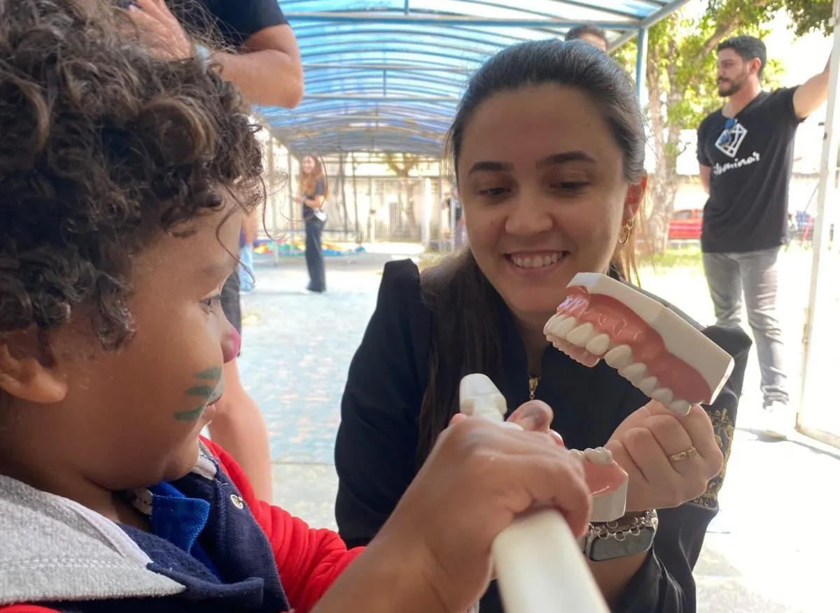 Associação de dentistas realiza ação gratuita de saúde bucal para crianças, em Mogi das Cruzes