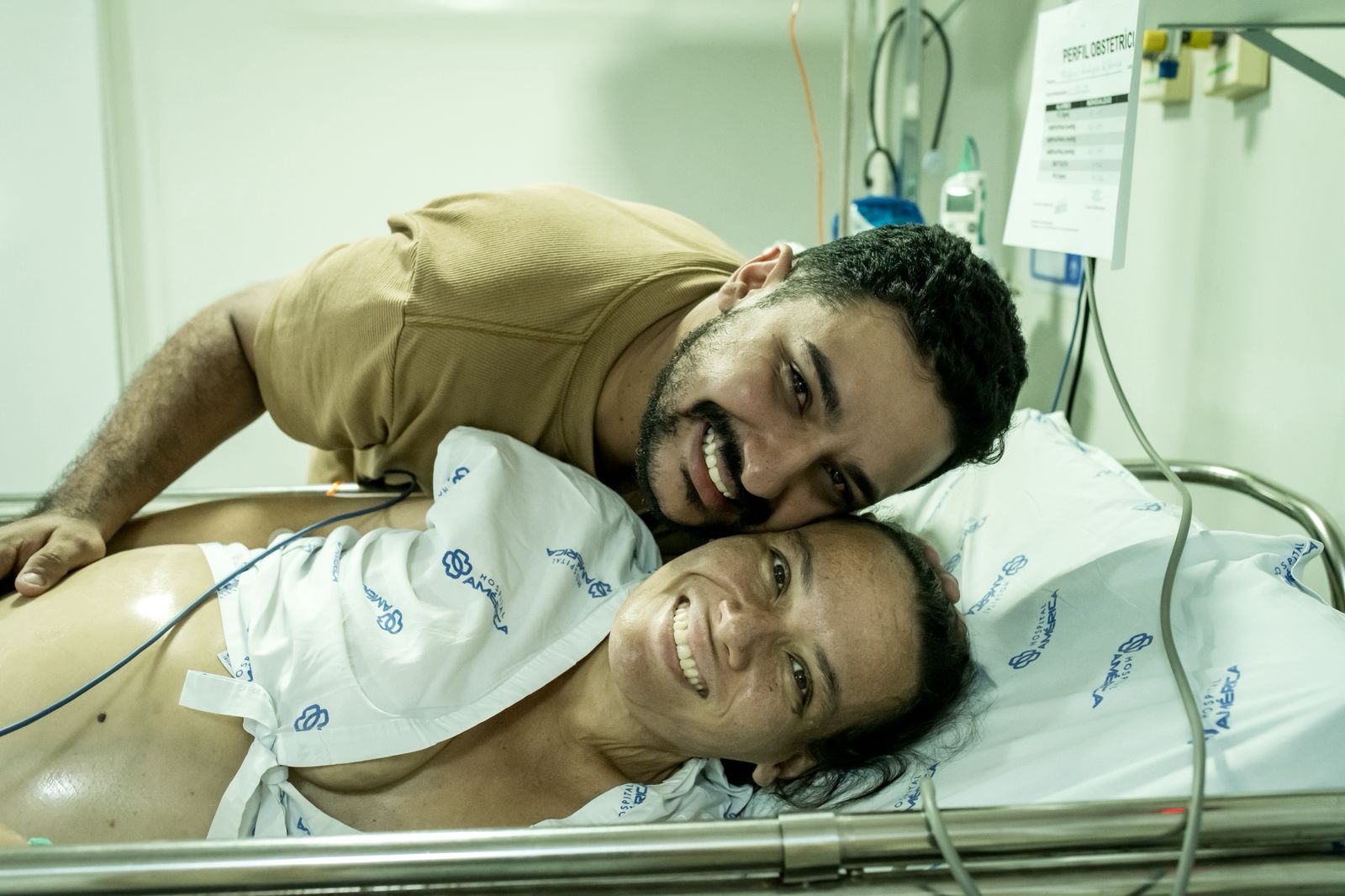 Mãe com câncer enfrenta gestação de risco e emociona ao dar à luz bebê prematura