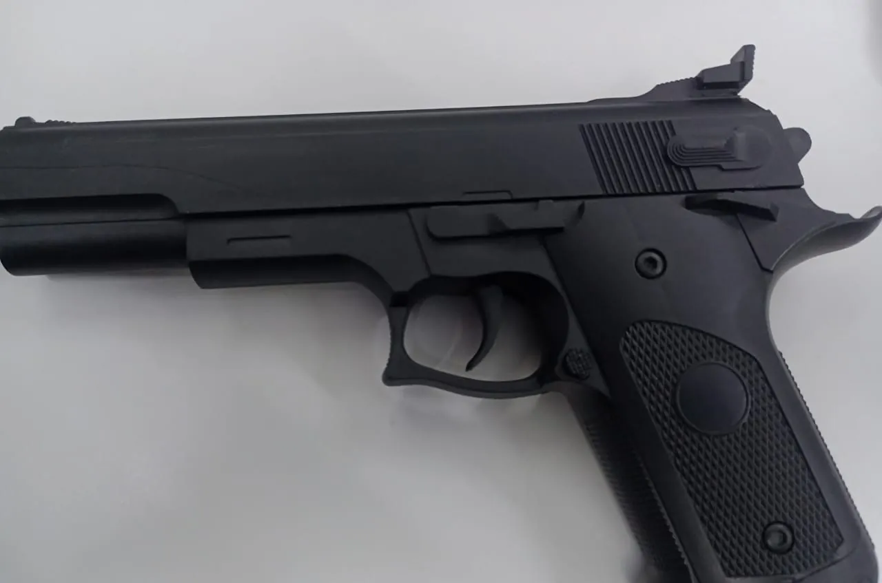 Homem invade restaurante, ameaça clientes com arma falsa e acaba detido pela PM em Mogi