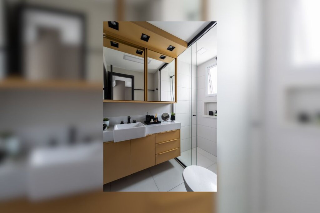 Banheiro com box até o teto, paredes brancas e móveis bege 