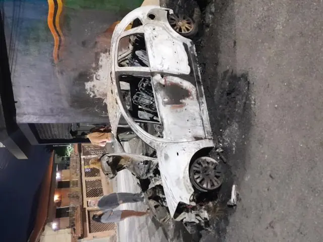 Carro bate em poste, pega fogo e atinge salão de beleza em Itaquaquecetuba; veja vídeo
