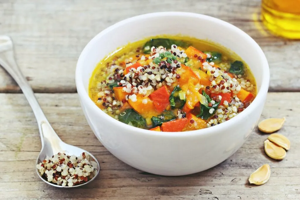 Sopas ricas em proteínas: 4 receitas nutritivas para começar a semana