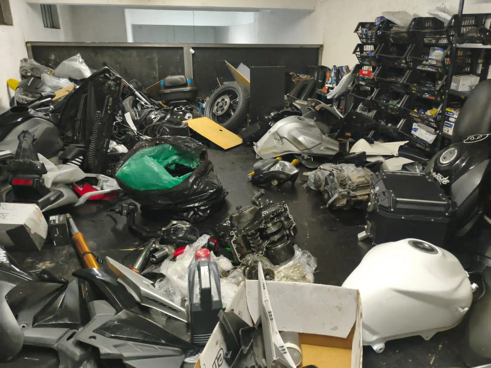 PM apreende motos adulteradas após denúncia de possível desmanche clandestino em Arujá