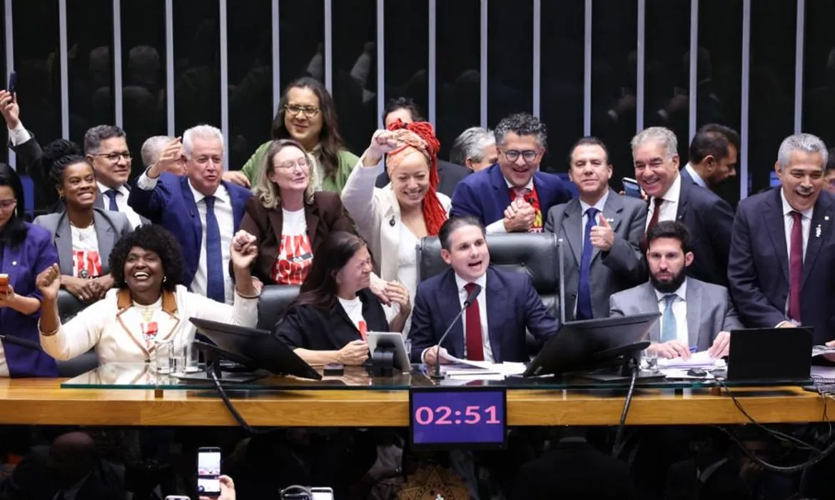 Câmara dos Deputados aprova PEC pelo fim da escala 6x1