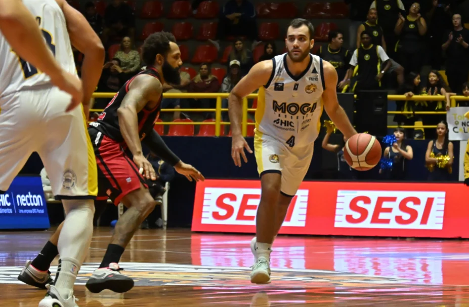 Franca abre vantagem e vence Mogi Basquete nas quartas do NBB