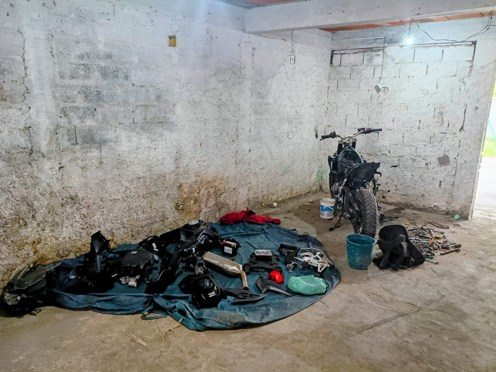 Após denúncia anônima, PM prende três em casa usada como desmanche de motos em Arujá