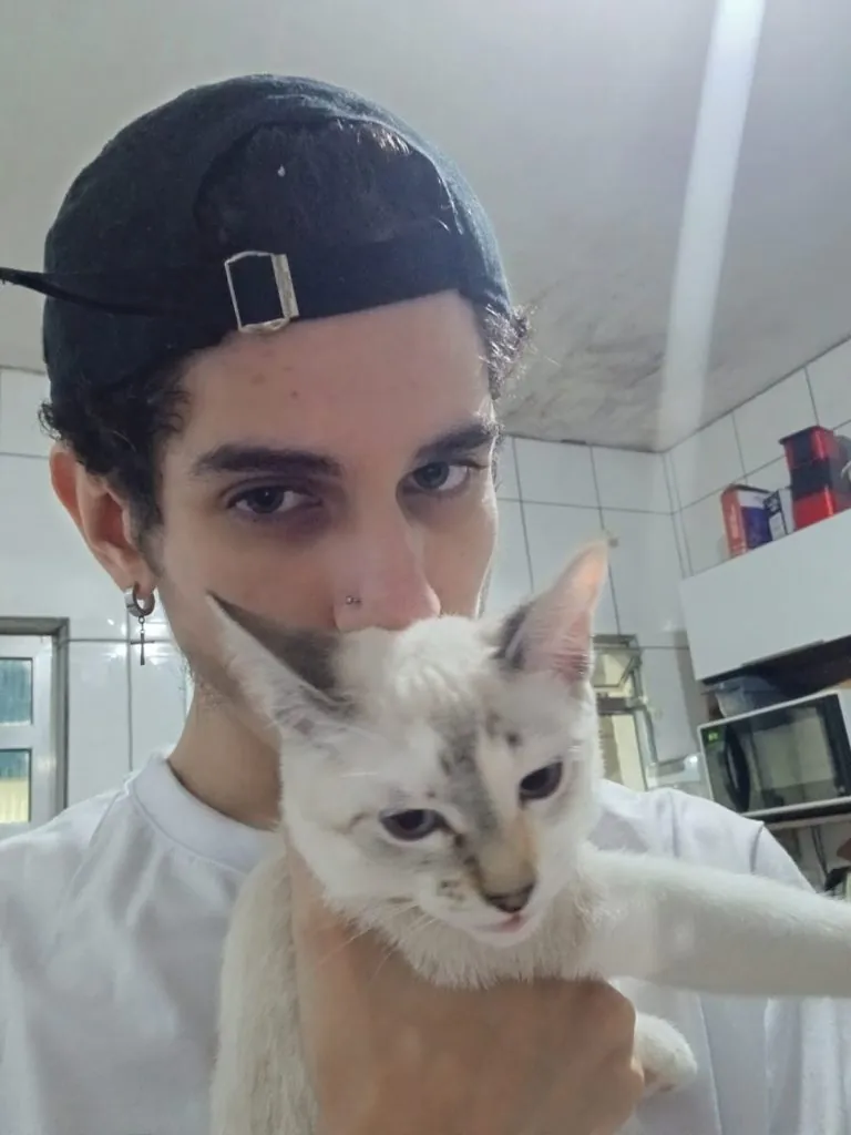 Caio e sua gata Flora |Foto: Arquivo pessoal