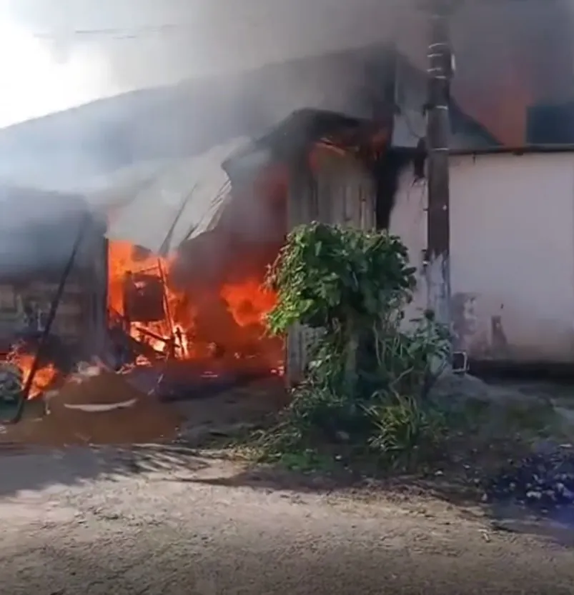 Incêndio atinge depósito de ração e casas no Distrito de Palmeiras, em Suzano; ninguém se feriu