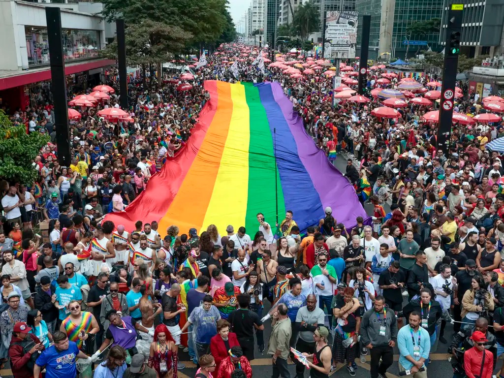 Violência digital contra pessoas LGBTQIA+ exige atenção aos direitos das vítimas, destaca especialista