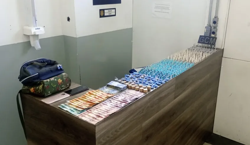 GCM de Mogi apreende 467 porções de drogas, R$ 833 e prende suspeito de tráfico