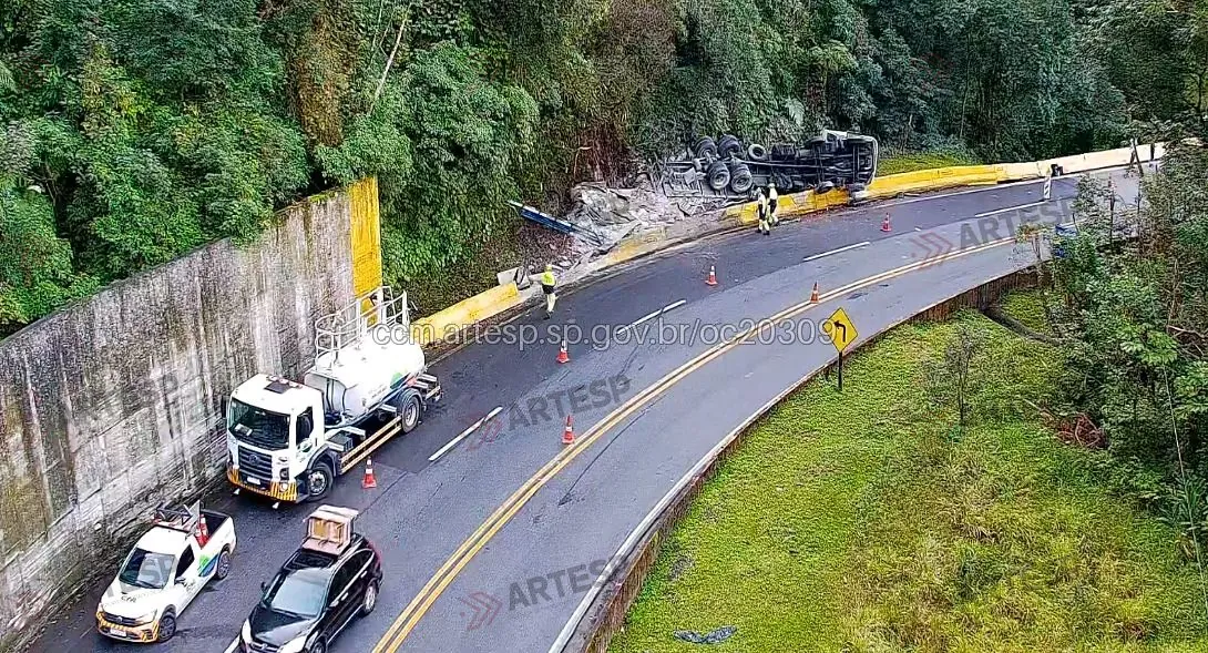 Caminhão sofre pane mecânica e tomba na Mogi-Bertioga, em Biritba Mirim