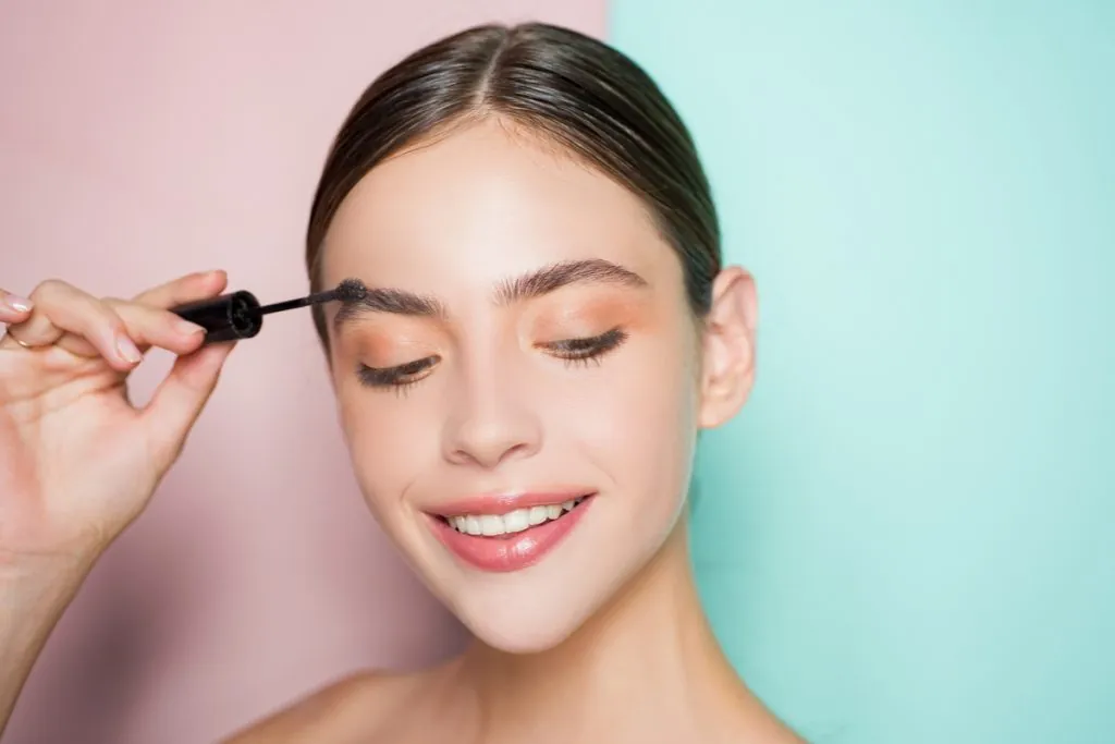 Brow lamination: como o efeito de sobrancelhas alinhadas ganhou uma versão mais prática na maquiagem 