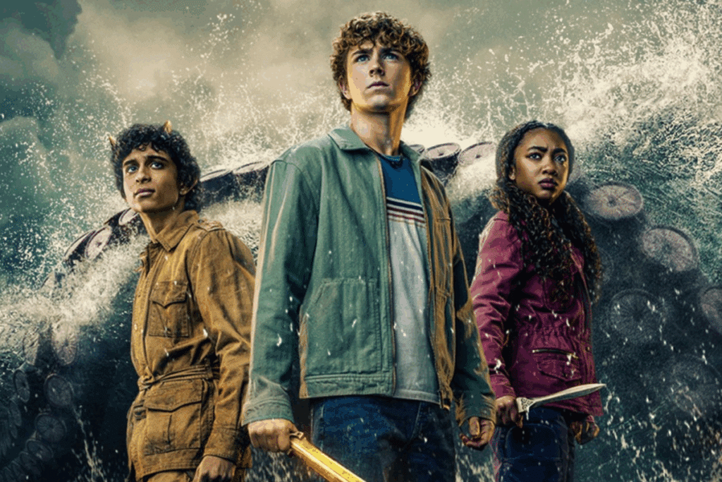 Três jovens (Grover, Percy Jackson e  Annabeth) em destaque olham para o horizonte com expressões sérias. Ao fundo, uma enorme onda e tentáculos gigantes de um monstro marinho surgem sob um céu tempestuoso. O jovem do meio (Percy) segura uma espada dourada.