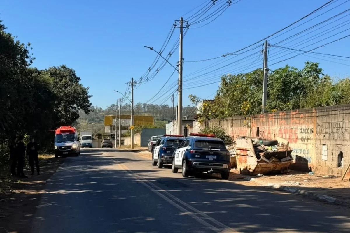 Mulher é encontrada morta entre caçambas em Ferraz de Vasconcelos