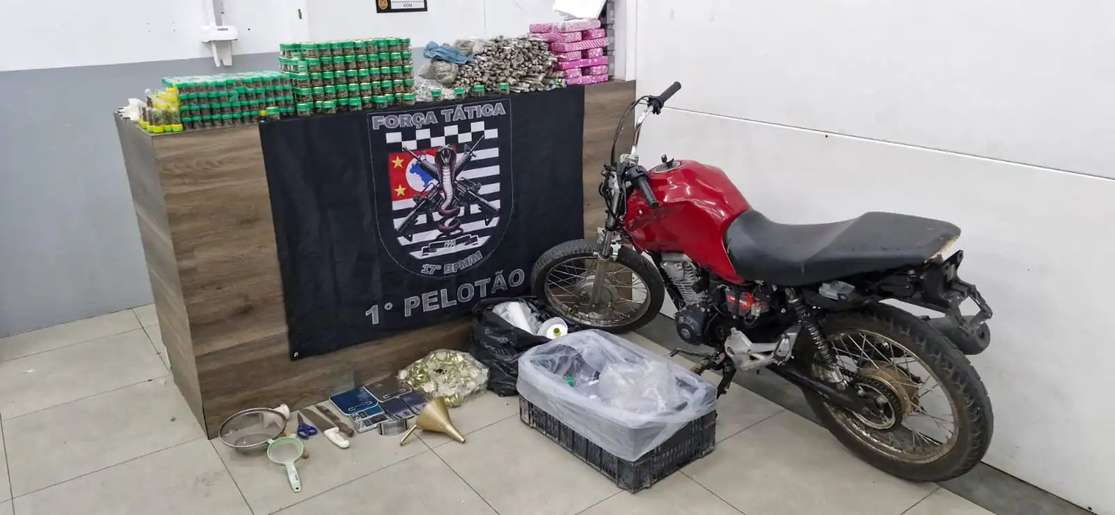 PM apreende motocicleta adulterada e mais de 34 kg de drogas em Mogi das Cruzes