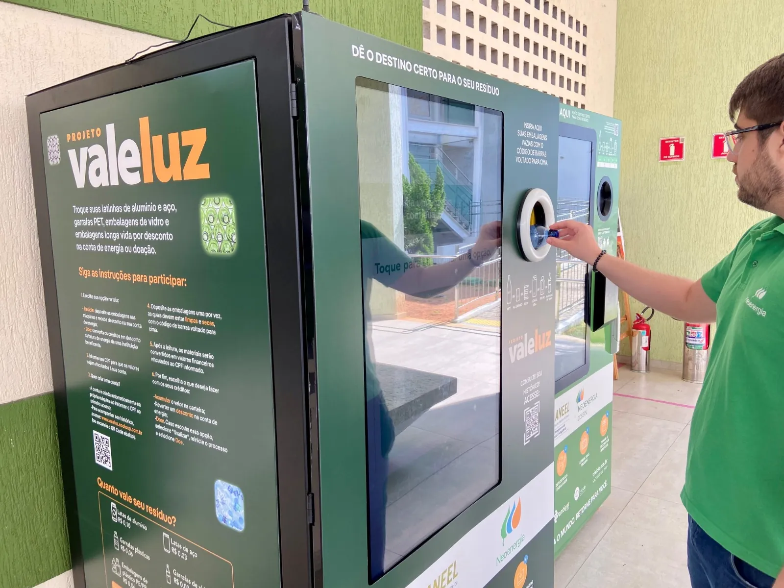Arujá inaugura 'Maquina Inteligente', equipamento que transforma resíduos recicláveis em descontos diretos na conta de energia