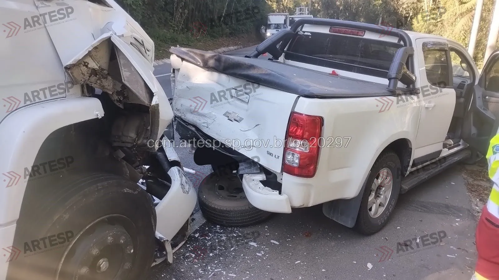 Caminhonete perde o controle, bate em barreira e é atingida por caminhão-tanque na Mogi-Bertioga