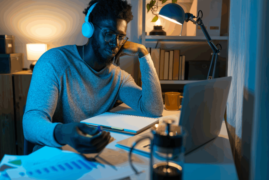 Virar a noite estudando pode fazer você aprender menos: entenda o papel do sono na memória