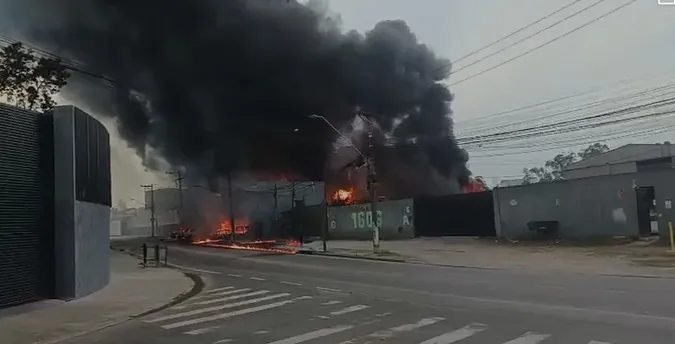 Vídeo: Incêndio atinge indústria química em Itaquaquecetuba nesta terça-feira (4)