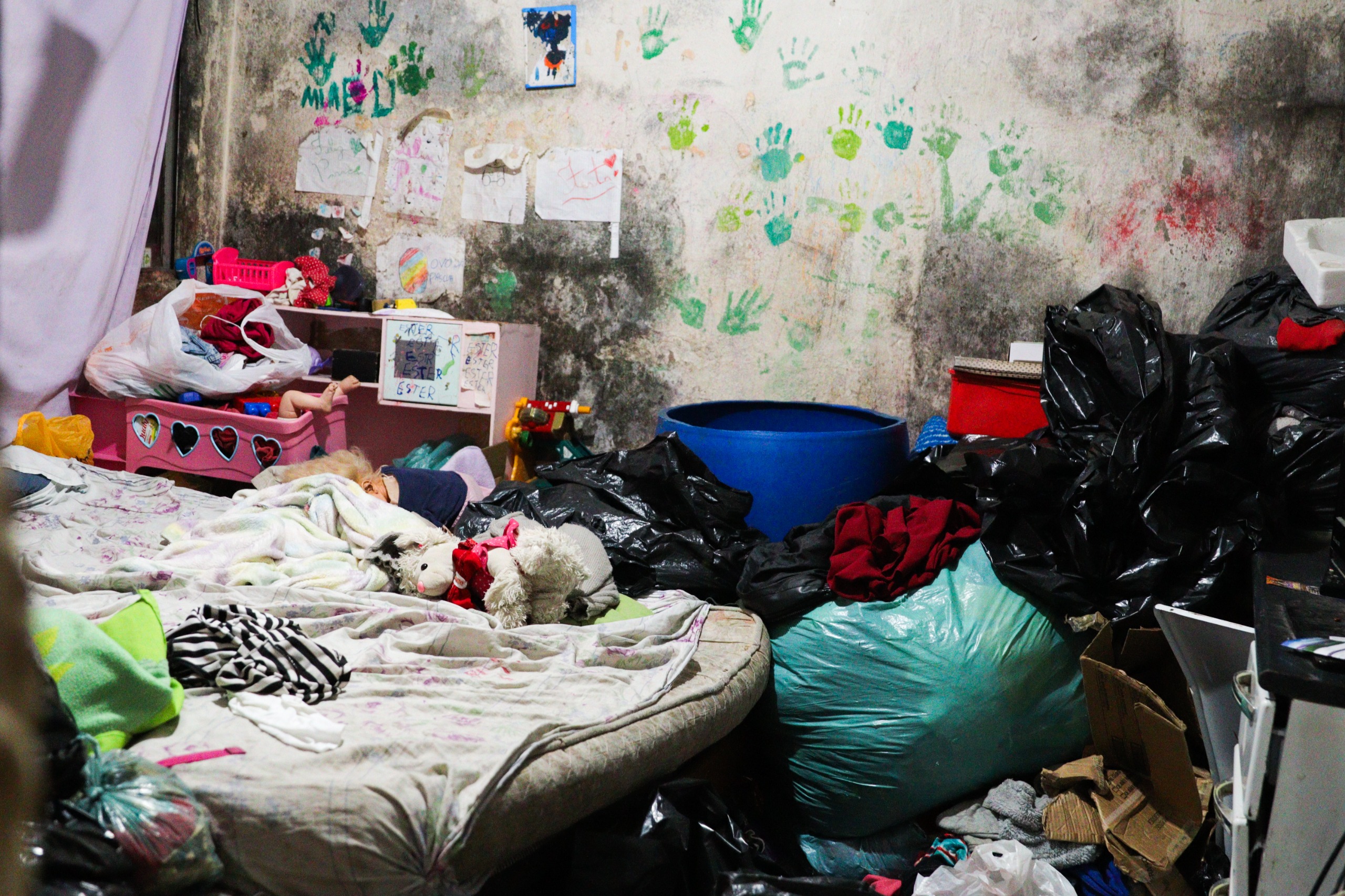 Prefeitura de Ferraz interdita casa após constatar acúmulo de resíduos