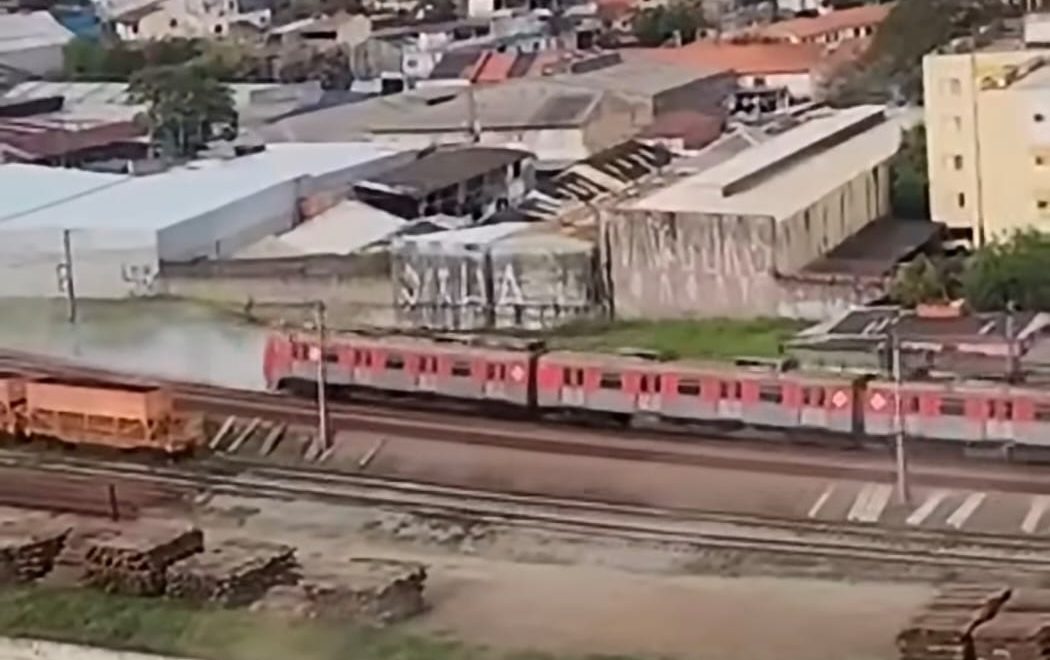 Vídeo: trem da Linha 12-Safira solta fumaça após falha durante a operação, em SP