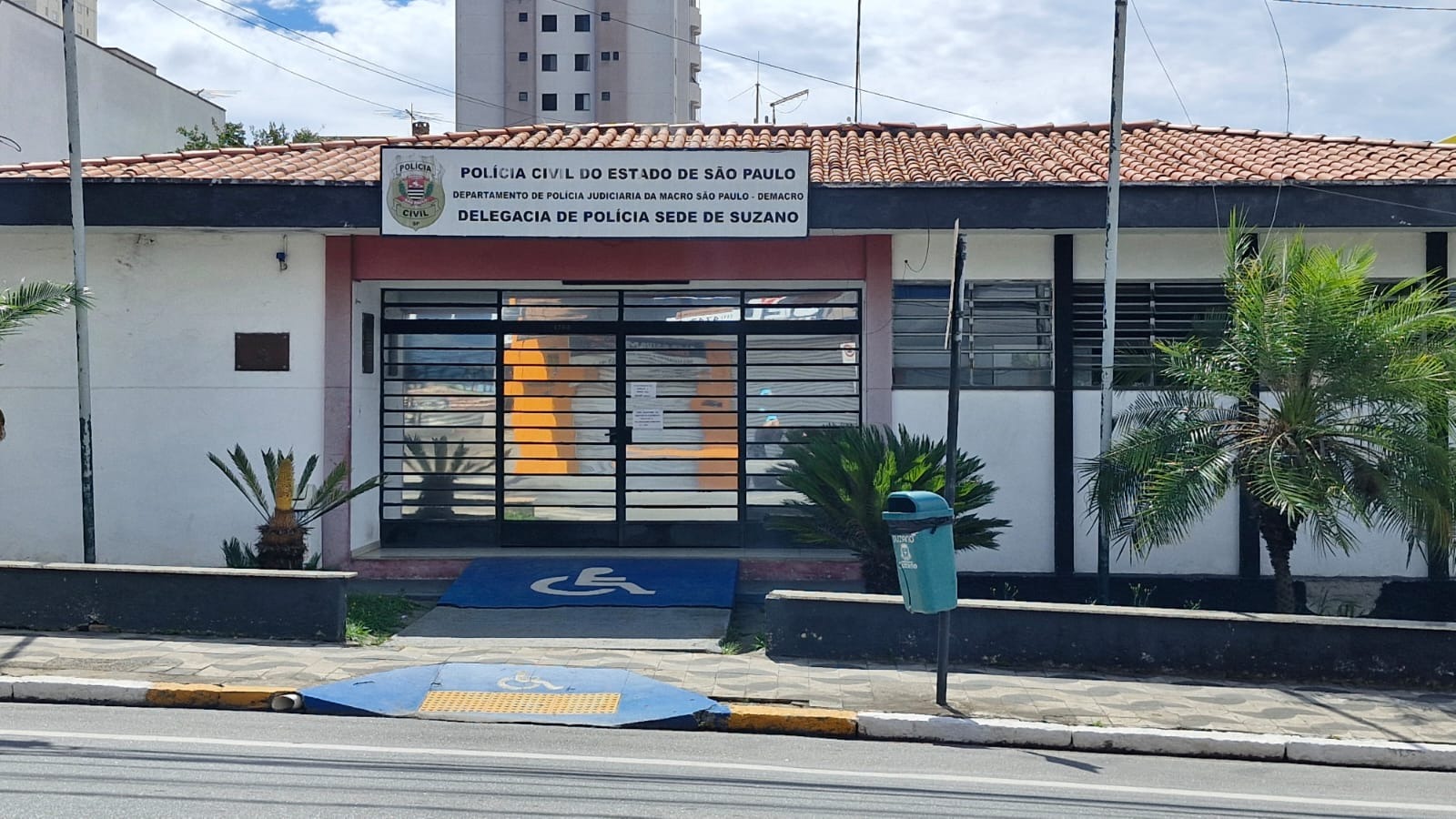 Adolescente é apreendido após dirigir sem CNH e bater em ônibus, em Suzano