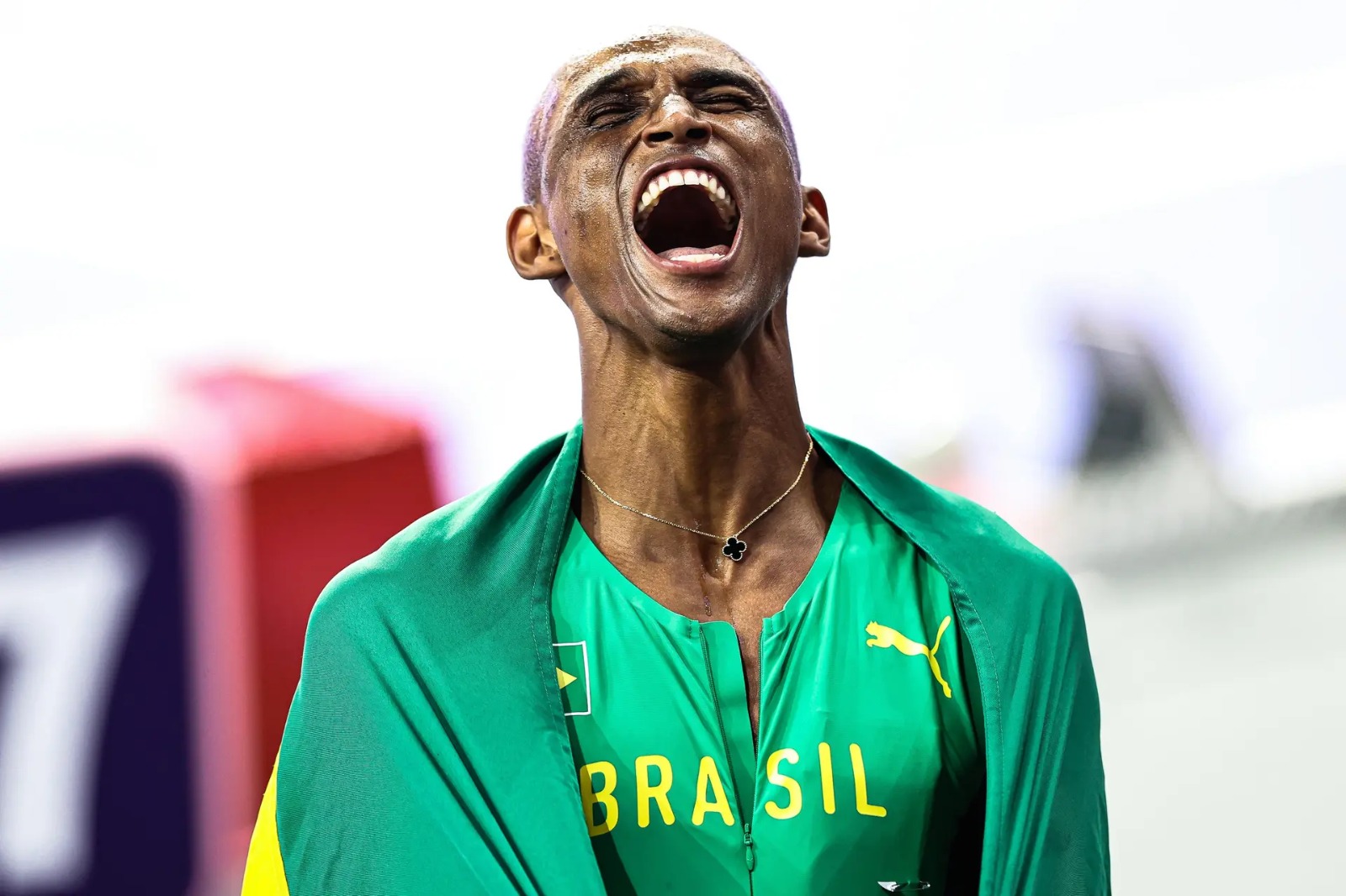Alison dos Santos quebra recorde mundial dos 400 metros com barreiras