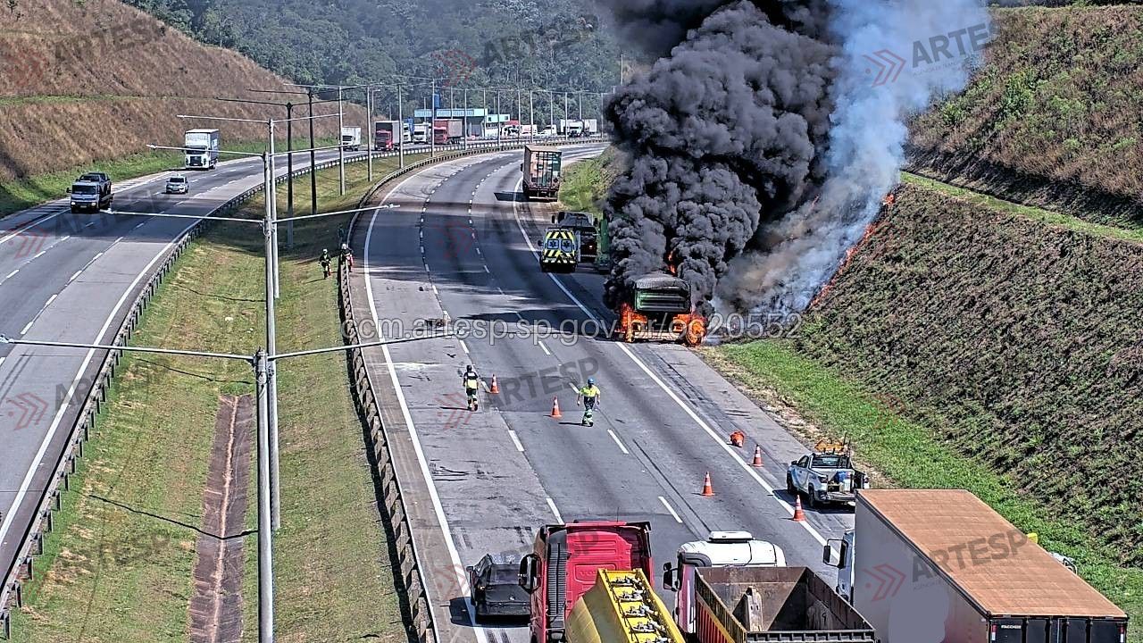 Carreta pega fogo no Rodoanel, em Suzano, e gera congestionamento