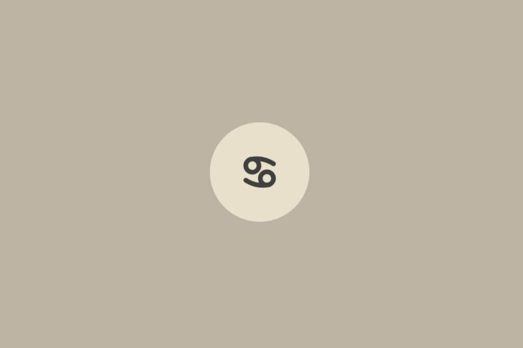 Imagem minimalista com fundo bege claro e o símbolo do signo de câncer centralizado dentro de um círculo em tom mais claro