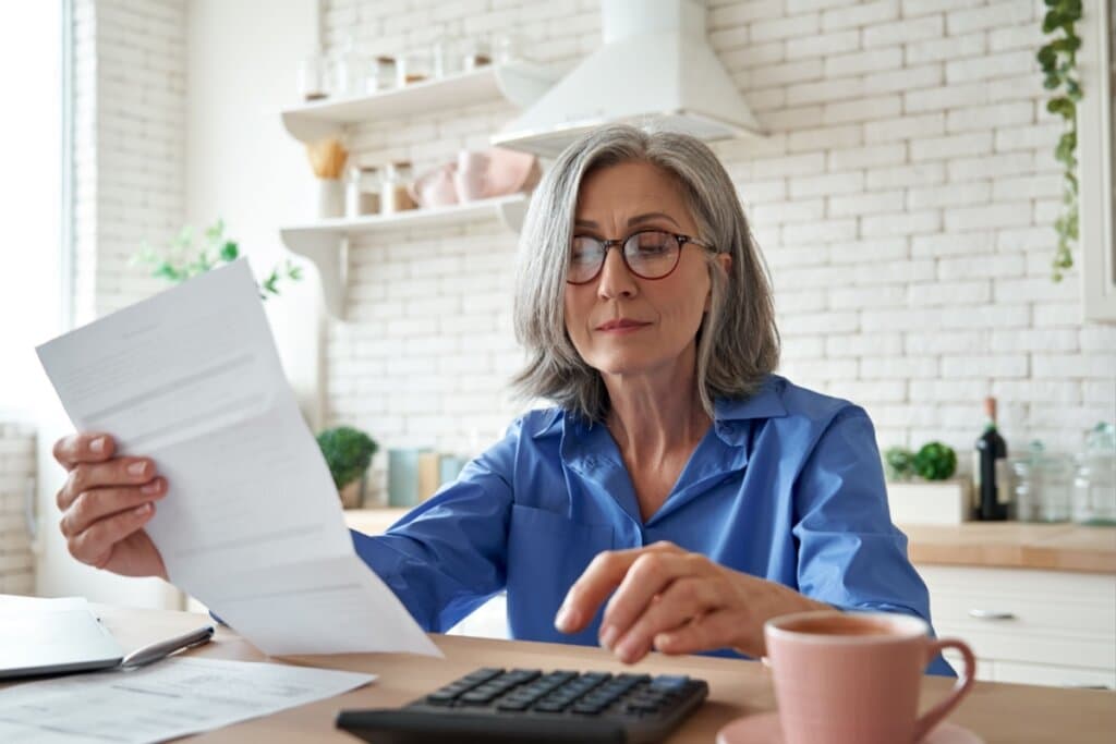 7 decisões financeiras que as pessoas costumam adiar e depois se arrependem
