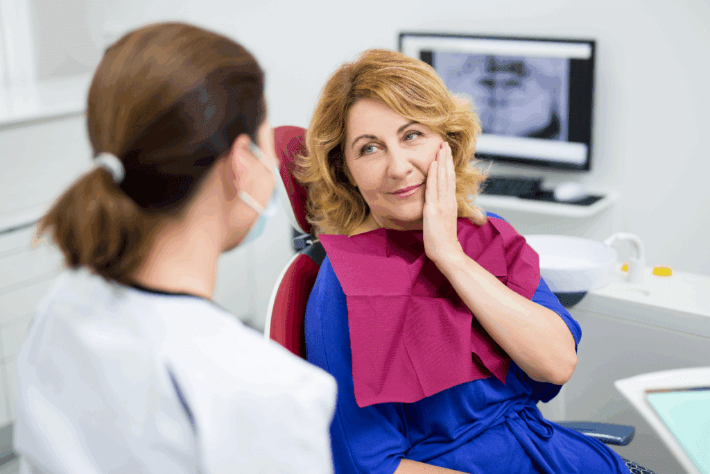 Quase metade dos idosos brasileiros precisa de prótese dentária; veja como a saúde bucal impacta o envelhecimento