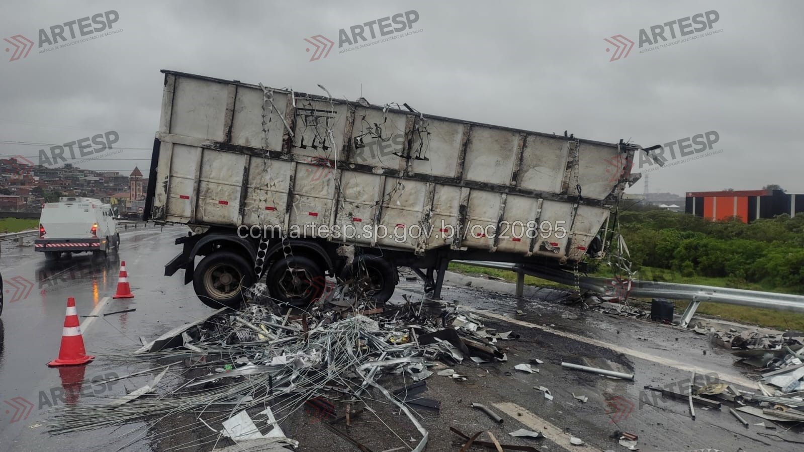 Carreta tomba no Rodoanel, em Itaquaquecetuba, e causa interdição