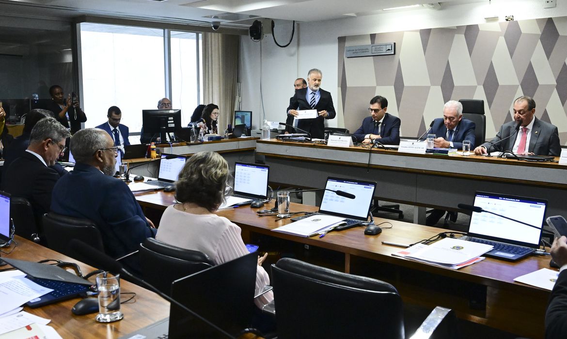 Comissão de Constituição e Justiça do Senado aprova PEC do fim da escala 6x1