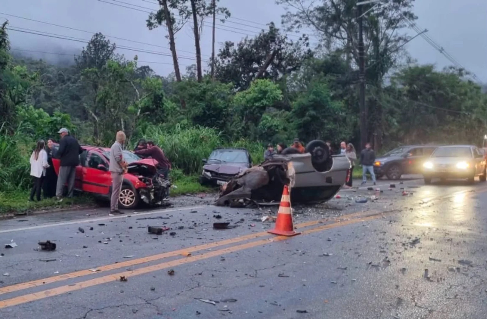 Acidente na Mogi-Guararema deixa quatro pessoas feridas; uma das vítimas está em estado grave