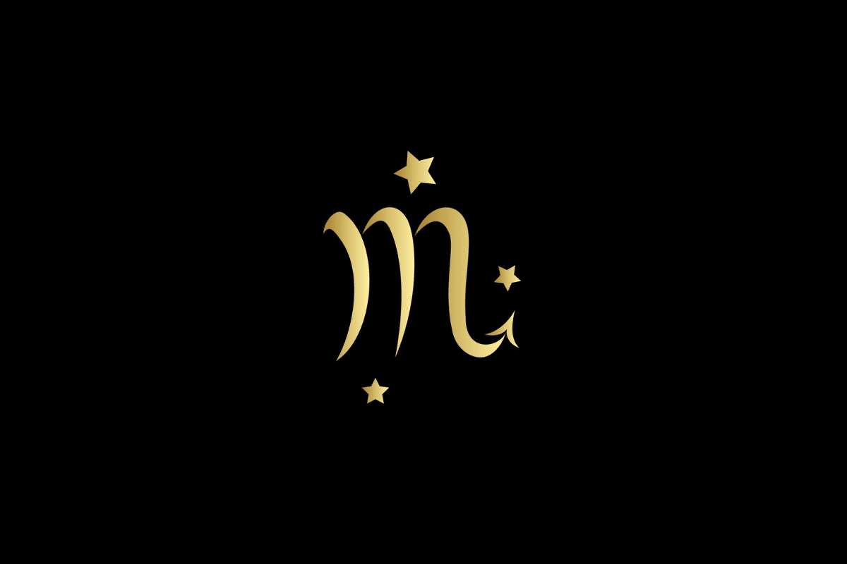 Ilustração minimalista do signo de escorpião em dourado, centralizado sobre um fundo preto. O símbolo é acompanhado por três estrelas douradas de diferentes tamanhos