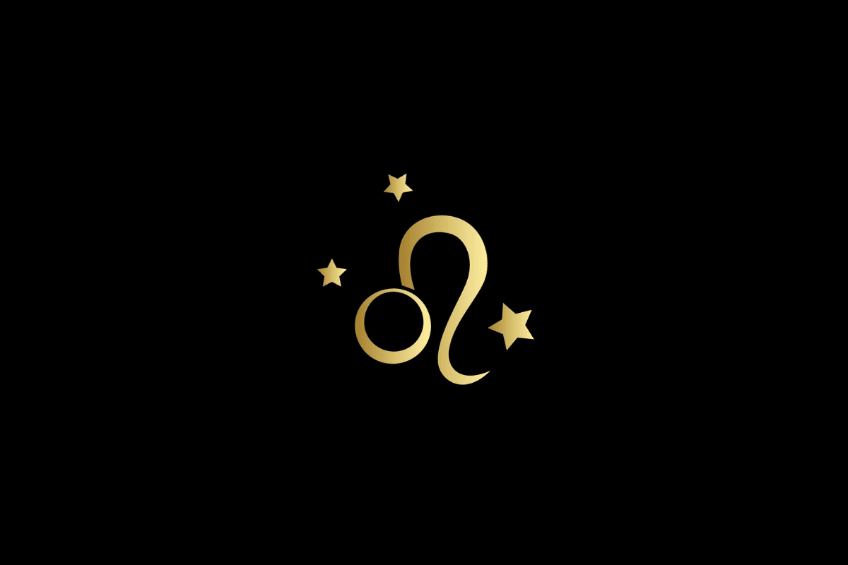 Ilustração minimalista do signo de leão em dourado, centralizado sobre um fundo preto. O símbolo é acompanhado por três estrelas douradas de diferentes tamanhos