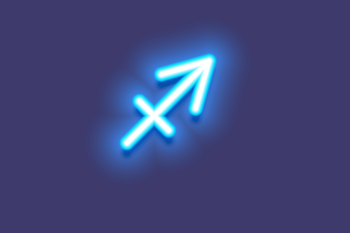 A imagem apresenta o símbolo do signo de sagitário em branco, com um intenso efeito luminoso azul neon. O ícone está centralizado sobre um fundo azul-arroxeado escuro, criando uma aparência moderna e brilhante.