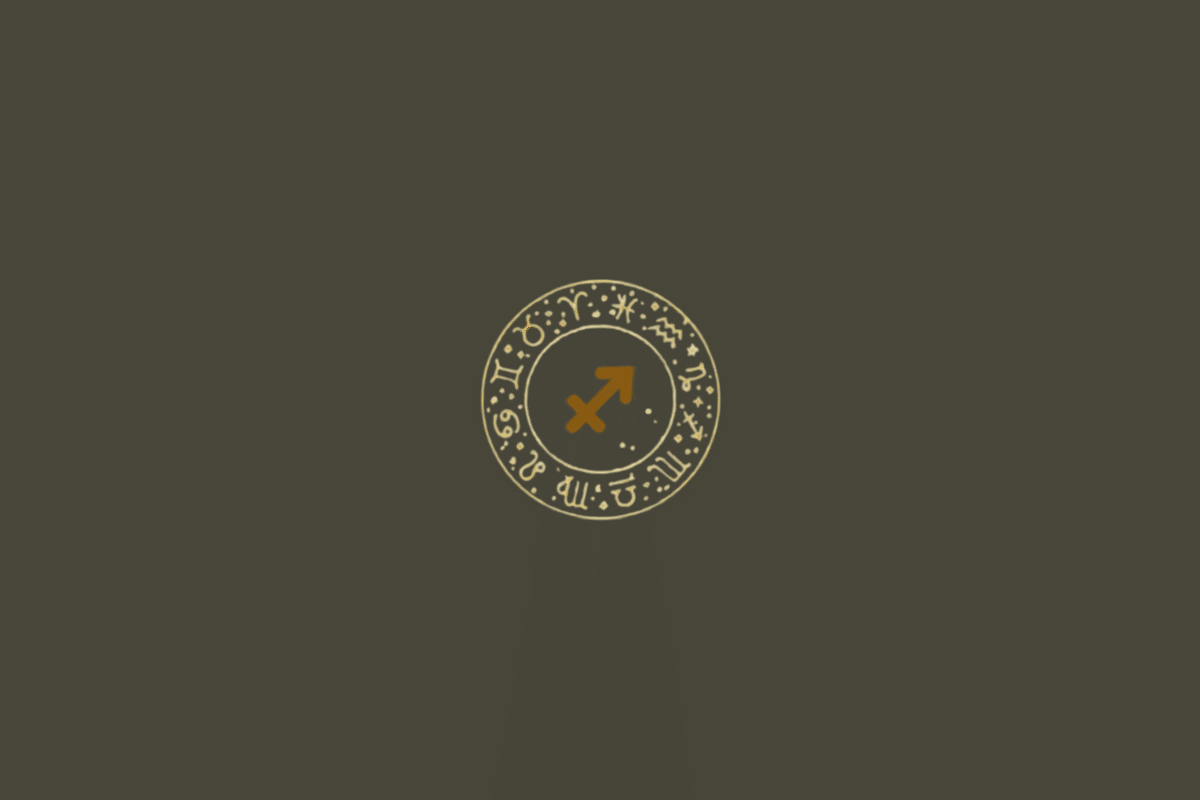 Fundo uniforme em cinza-escuro/oliva. A composição traz um círculo zodiacal central com linhas finas em dourado-claro, cercado pelos símbolos dos signos e pequenos detalhes pontilhados. No centro está o símbolo de Sagitário, representado por uma seta diagonal apontando para cima e para a direita, atravessada por uma linha, em dourado-ocre.