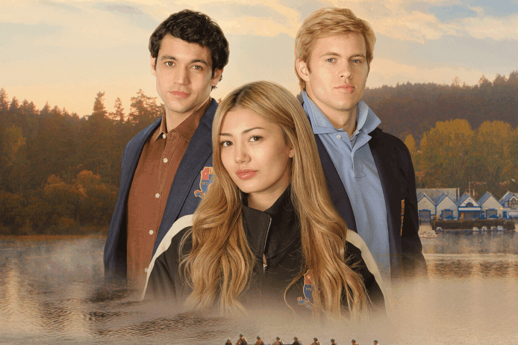 Três jovens com blazers escolares posando diante de um lago enevoado ao amanhecer, com o clube de remo e a floresta de outono ao fundo