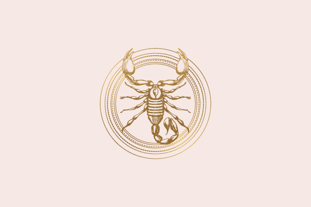 Ilustração do signo Escorpião: gravura dourada de um escorpião visto de cima, com as pinças erguidas para fora do medalhão e a cauda enrolada embaixo, dentro de anéis dourados finos e pontilhados; em fundo rosa-claro.