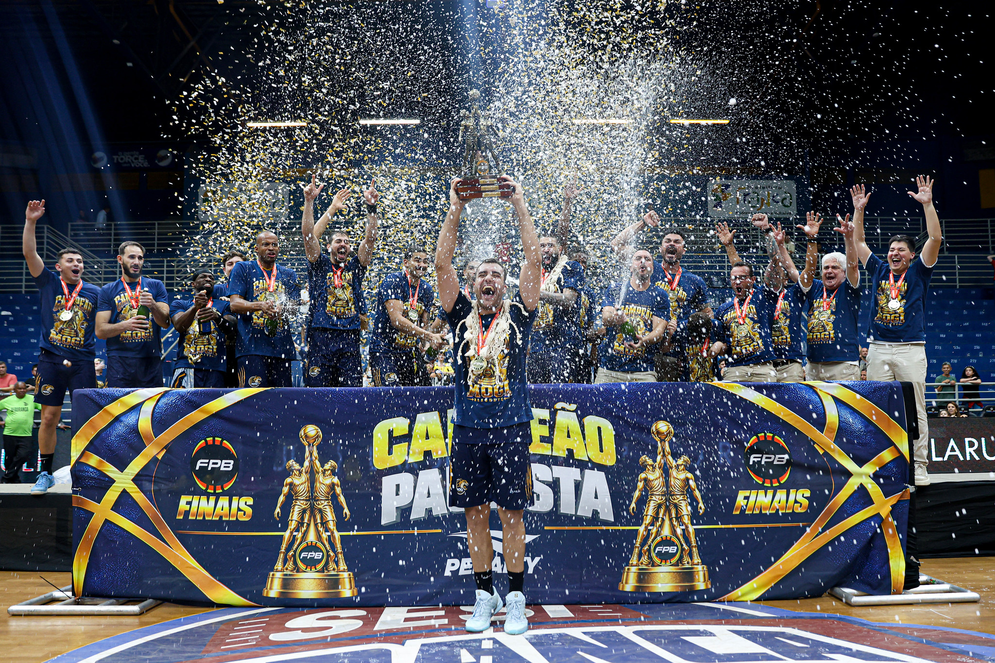 Mogi Basquete vence o Franca fora de casa e conquista o tricampeonato paulista após 10 anos