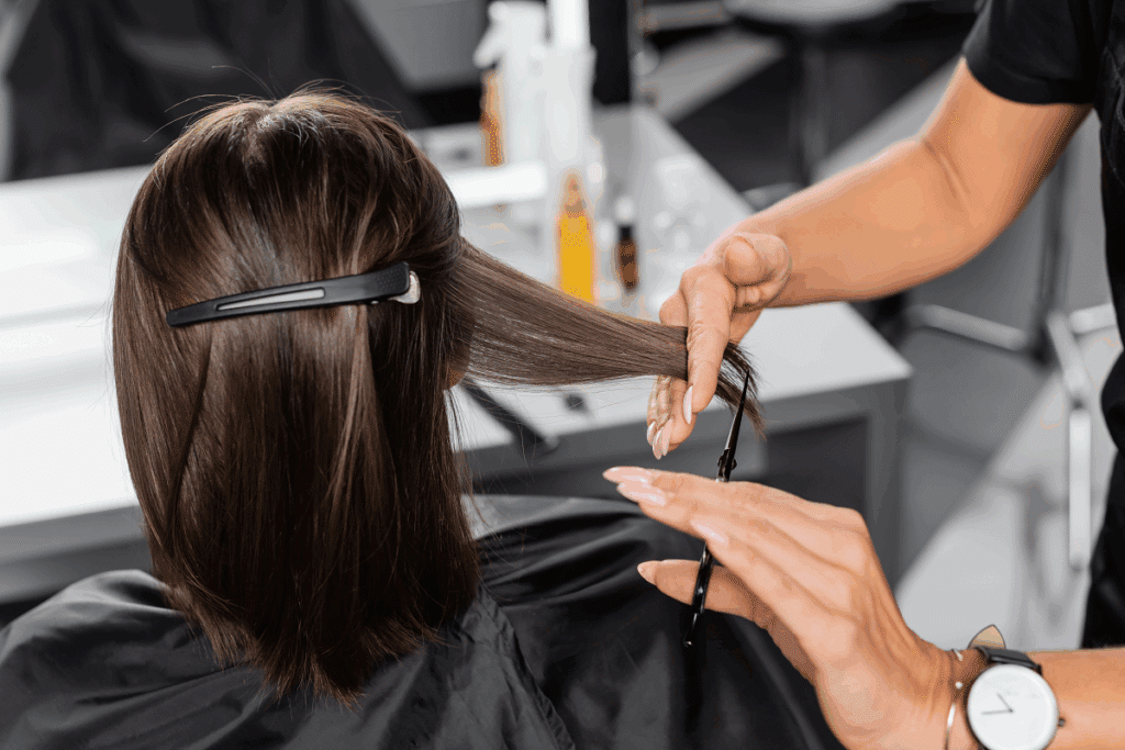 Cortar as pontas pode deixar o cabelo mais volumoso? Entenda o que causa essa impressão