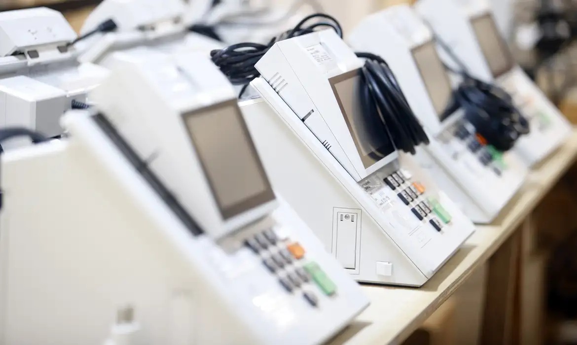 Eleições 2026: TRE-SP inicia preparação das 114,5 mil urnas para a votação do 2º turno