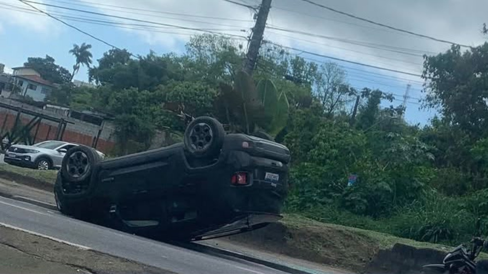 Carro capota após colisão em Mogi das Cruzes; veja vídeo