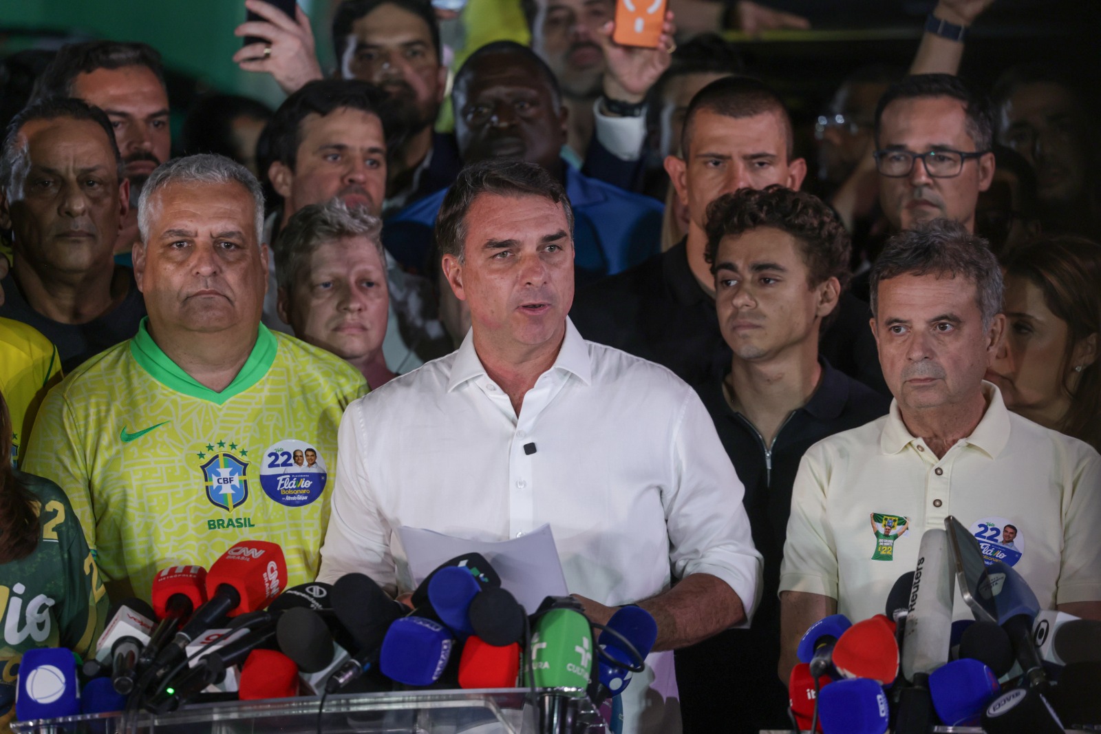 Moraes determina que Flávio Bolsonaro entregue os passaportes e o proíbe de deixar o país