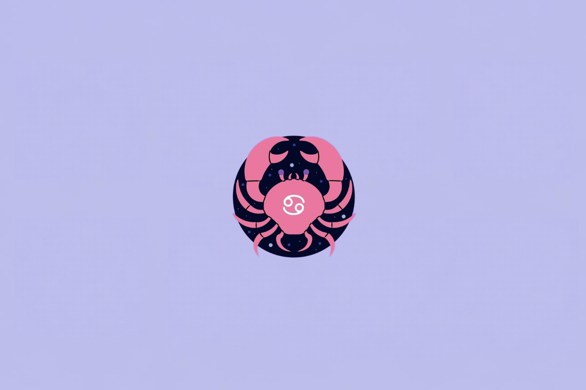 Ilustração do signo de Câncer, representado por um caranguejo estilizado na cor rosa, com patas e pinças abertas. O símbolo de Câncer aparece em branco no centro do corpo. Ao fundo há um círculo azul-marinho com pequenos pontos semelhantes a estrelas. Em fundo roxo-claro.