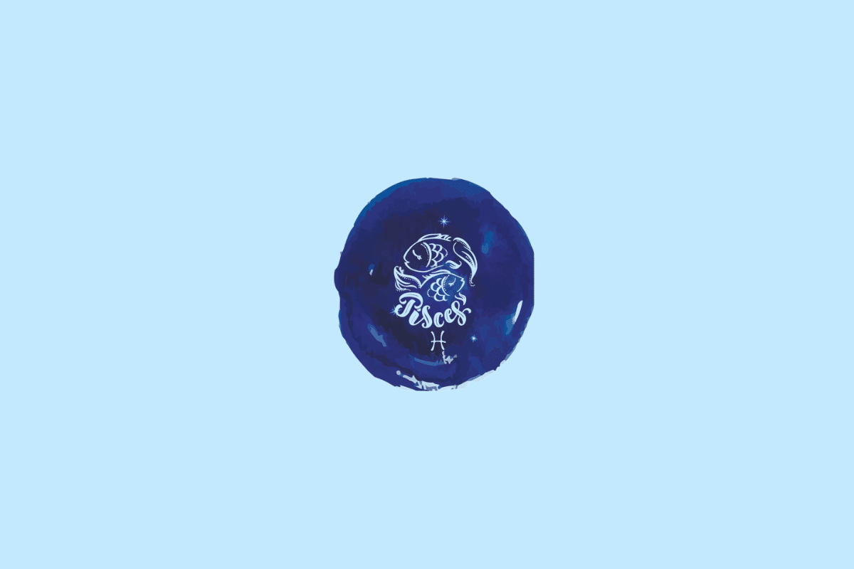 Ilustração do signo de Peixes, representado por dois peixes estilizados posicionados em sentidos opostos, com detalhes ornamentais em branco e azul-claro. O nome “Pisces” aparece em letras cursivas brancas abaixo dos peixes, seguido do símbolo do signo. A figura está em uma mancha irregular azul-escura, com bordas em diferentes tons de azul, sobre fundo azul-claro.